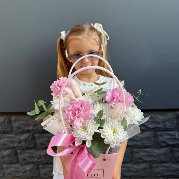 Сумочка из стойких хризантем и диантуса в Белгороде