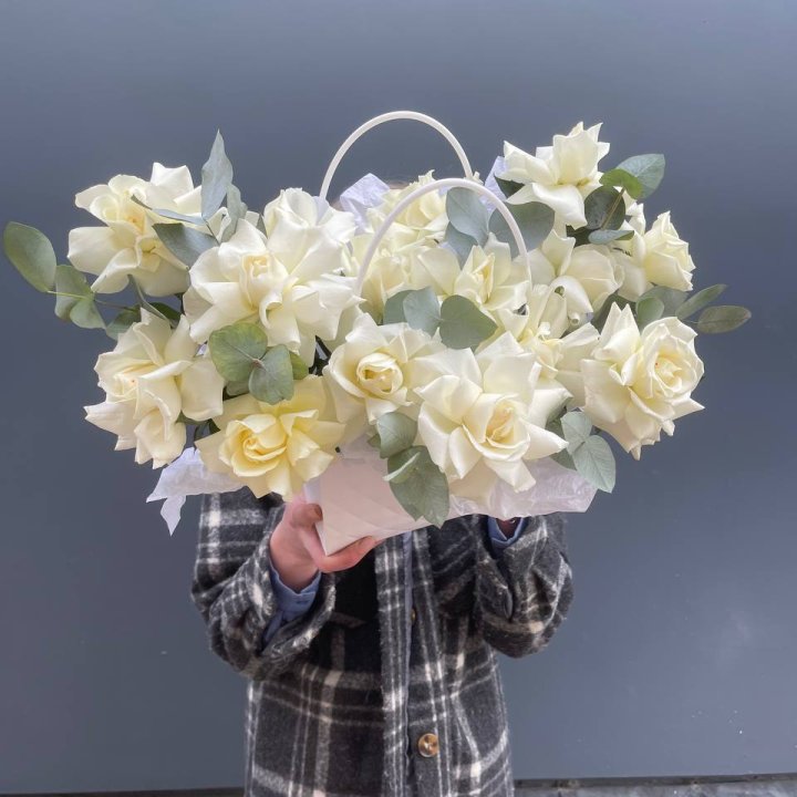 15 белых роз в сумочке в Белгороде