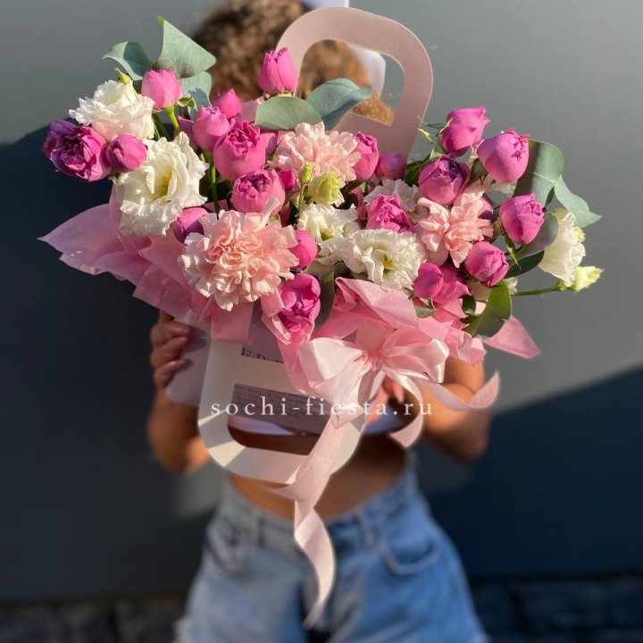 Сумочка с кустовой розой и диантусами в Белгороде